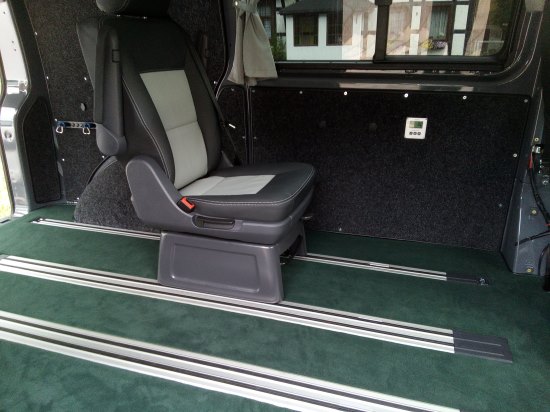 VW Multivan Sitz auf Vordersitze angepasst, Verkleidungen und Boden mit Teppich